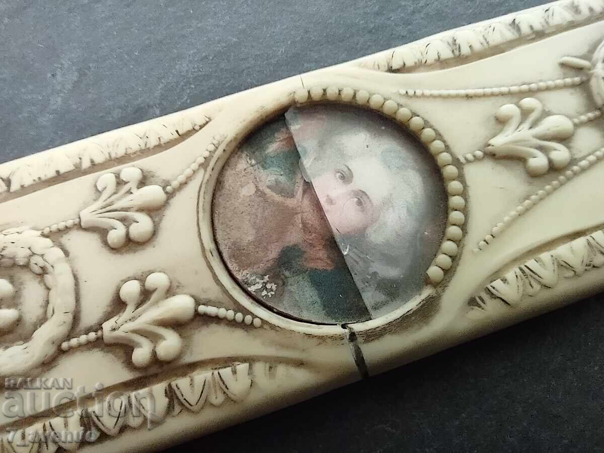 Interesant obiect vechi cu ornamente frumoase 10.10.25 cu preț 399.00 BGN | € 204.01 Interesant obiect vechi cu ornamente frumoase 10.10.25 cu preț 399.00 BGN | € 204.01