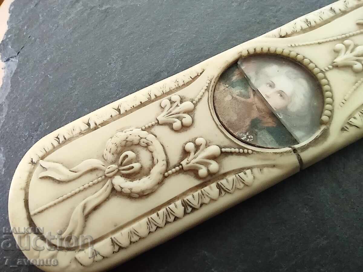 Licitație Interesant obiect vechi cu ornamente frumoase 10.10.25 Licitație Interesant obiect vechi cu ornamente frumoase 10.10.25