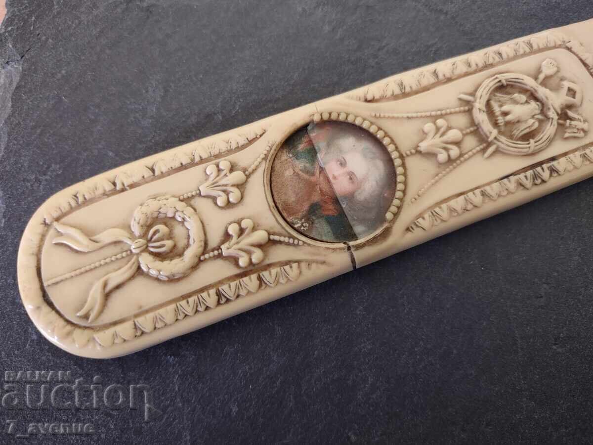 Interesant obiect vechi cu ornamente frumoase 10.10.25 Interesant obiect vechi cu ornamente frumoase 10.10.25