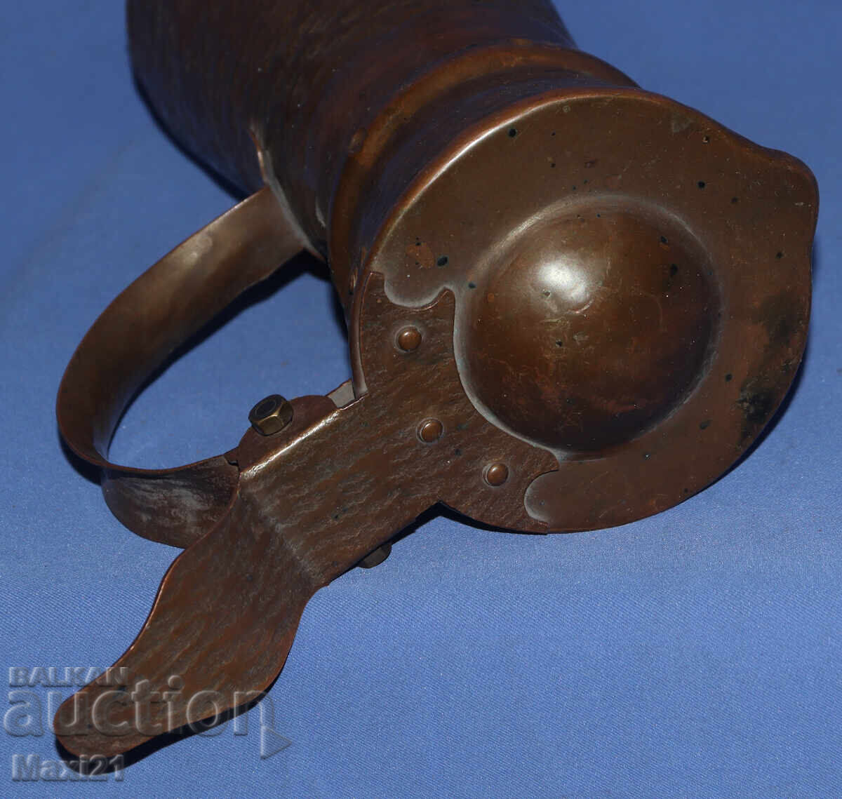 Доставка на Стара ръчно кована медна кана