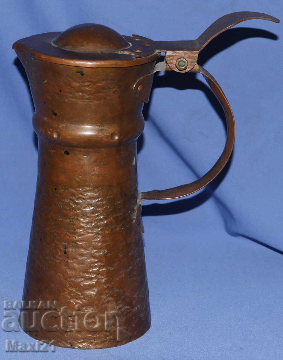 Стара ръчно кована медна кана