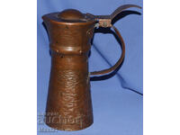 Veche cană de cupru forjat manual