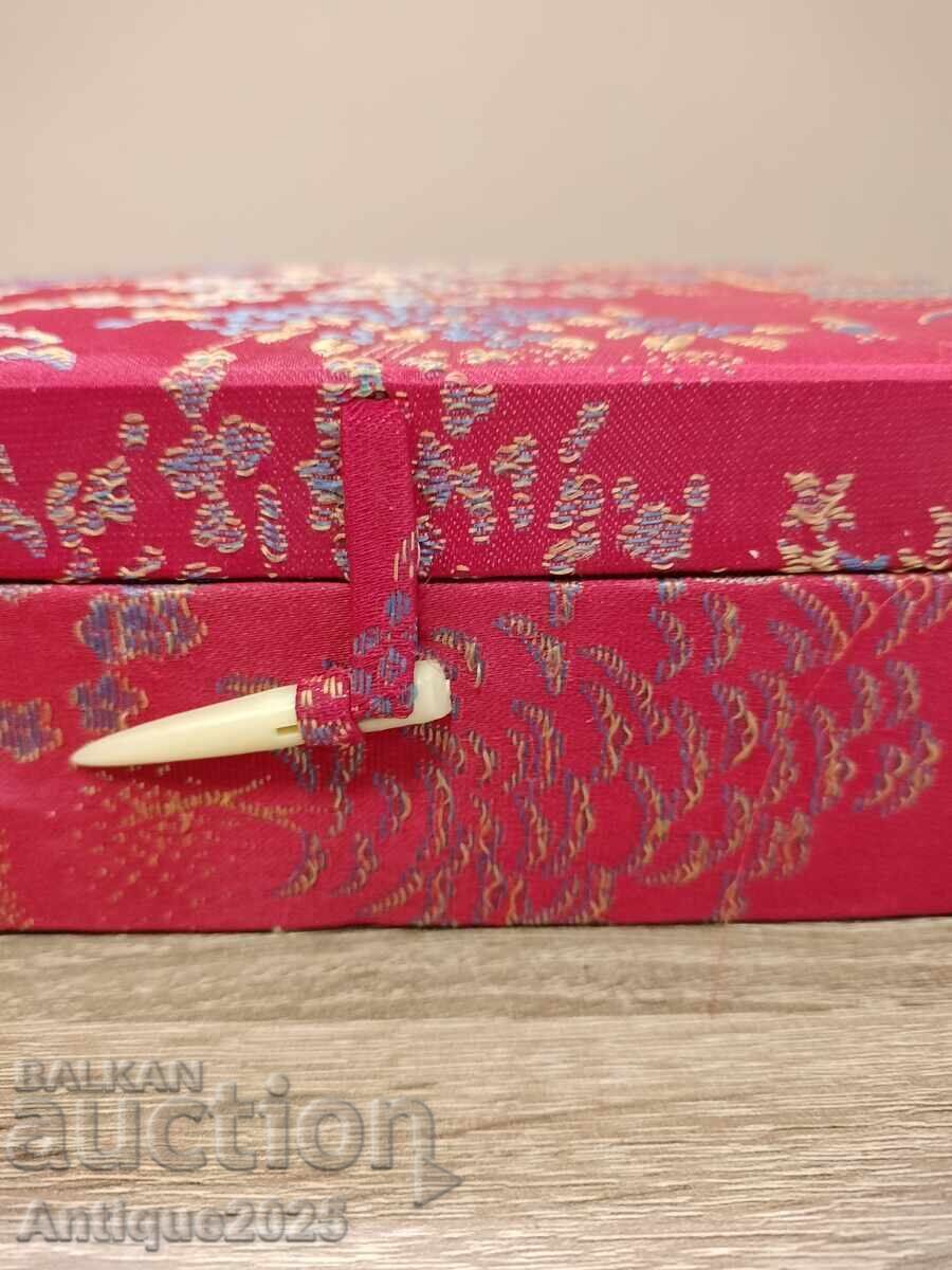 Аукцион Китайски порцеланов комплект за саке / чай — нов,