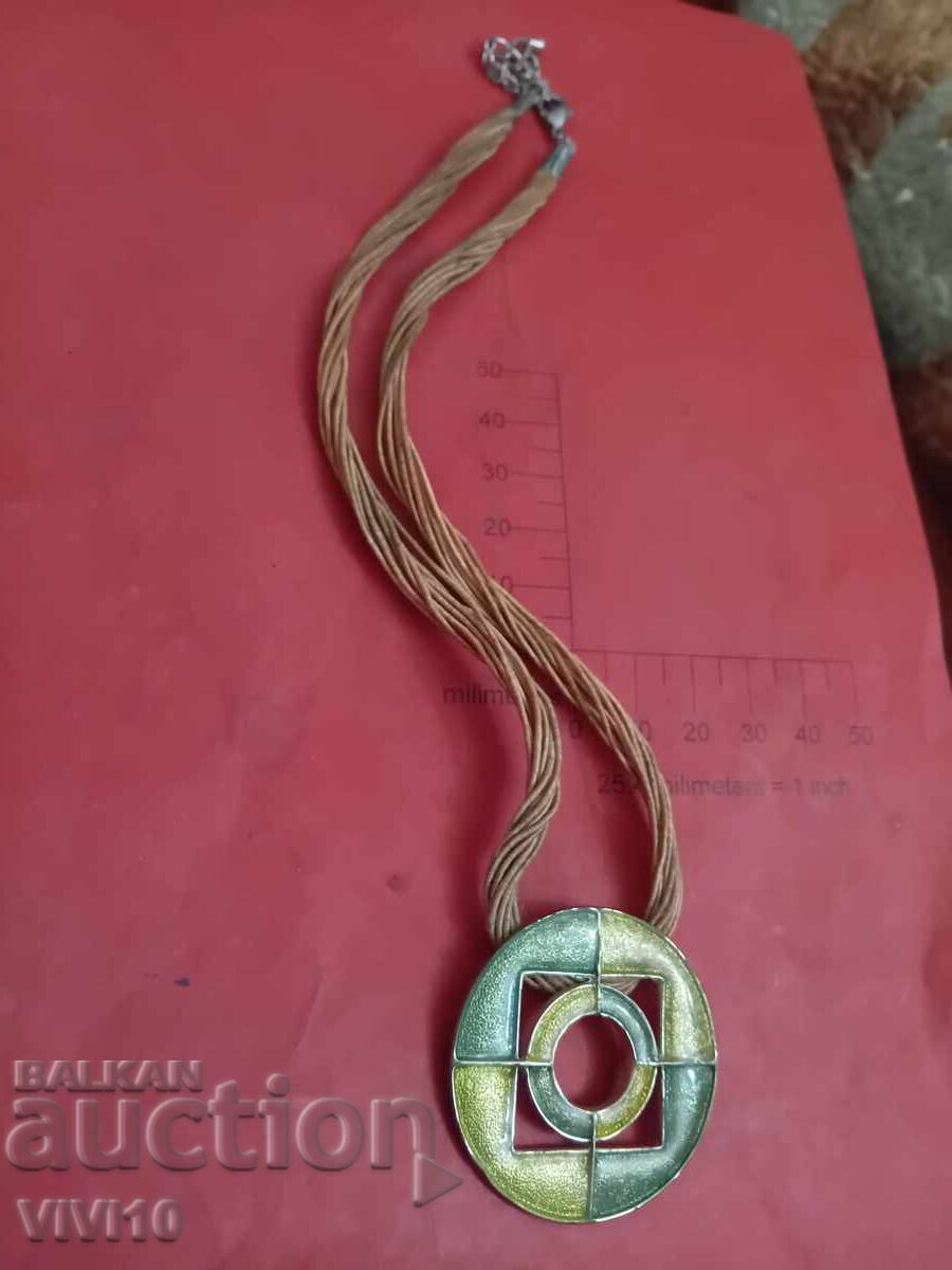 Старинно колие с емаил Старинно колие с емаил