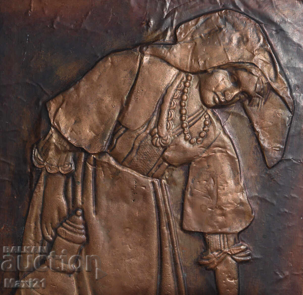 Παράδοση Χάλκινο γλυπτό πάνελ γυναίκα με παραδοσιακή φορεσιά