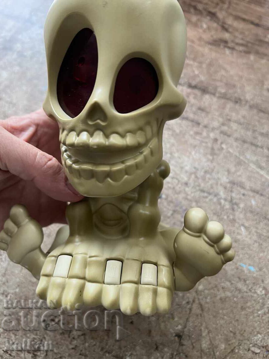 Auction  Toy with batteries, missing battery cover, working