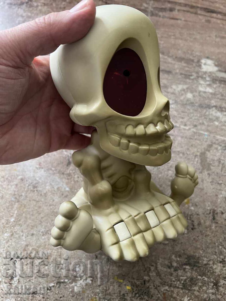 Delivery of Toy with batteries, missing battery cover, working