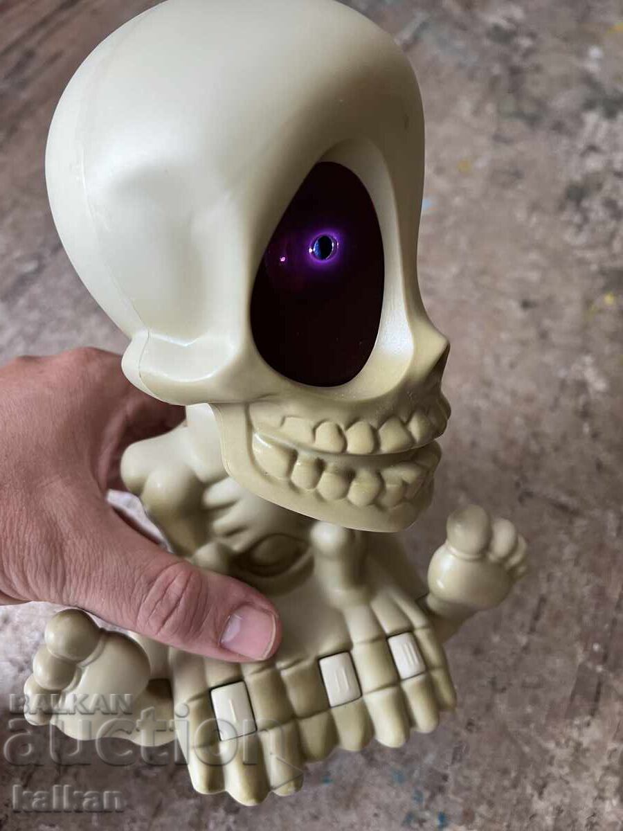 Toy with batteries, missing battery cover, working