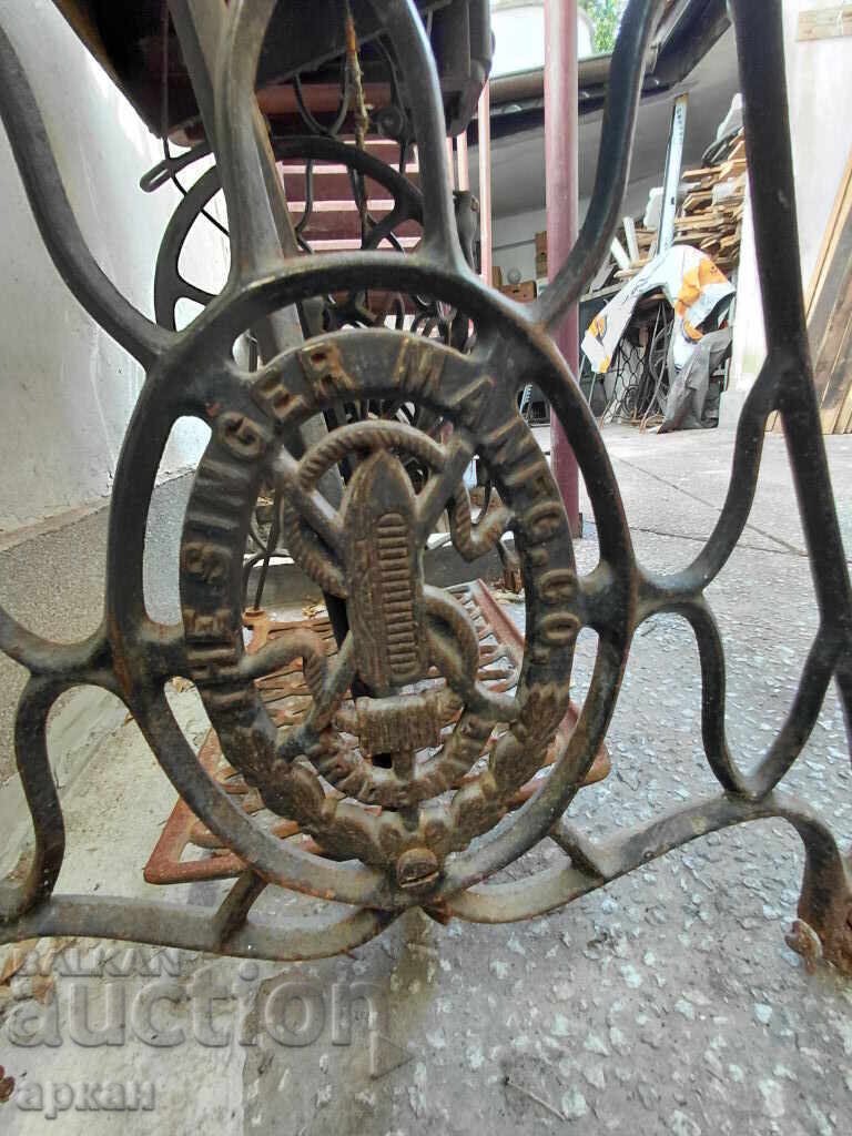 Шевна машина Singer Германия - работеща ,началото на XX век с цена 250.00 лв. | € 127.82 Шевна машина Singer Германия - работеща ,началото на XX век с цена 250.00 лв. | € 127.82