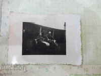 Fotografie cu doi militari pe motocicletă cu ataș