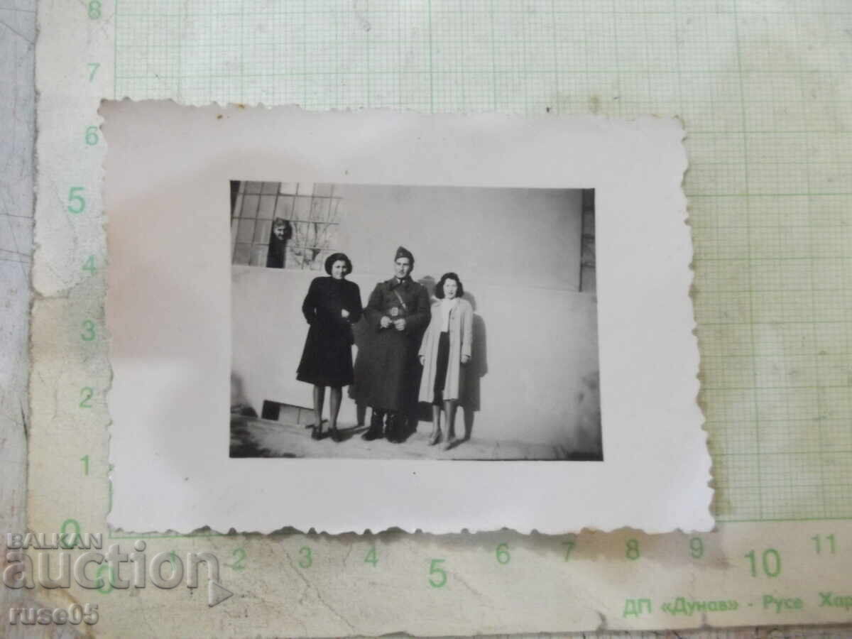 Φωτογραφία συνάντησης δύο γυναικών με στρατιωτικό