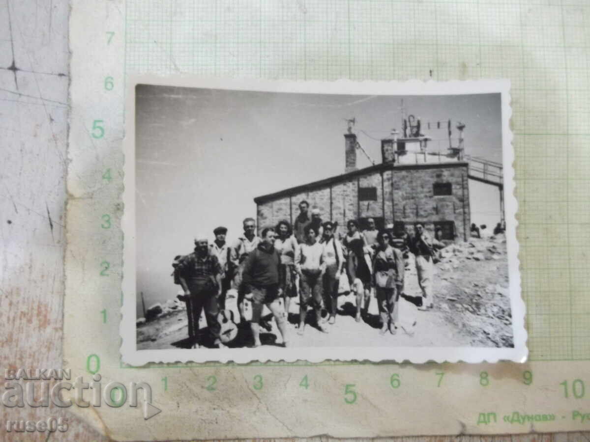 Φωτογραφία τουριστών μπροστά από μετεωρολογικό σταθμό - 1