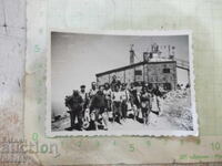 Fotografie cu un grup de turiști în fața unei stații meteorologice - 1