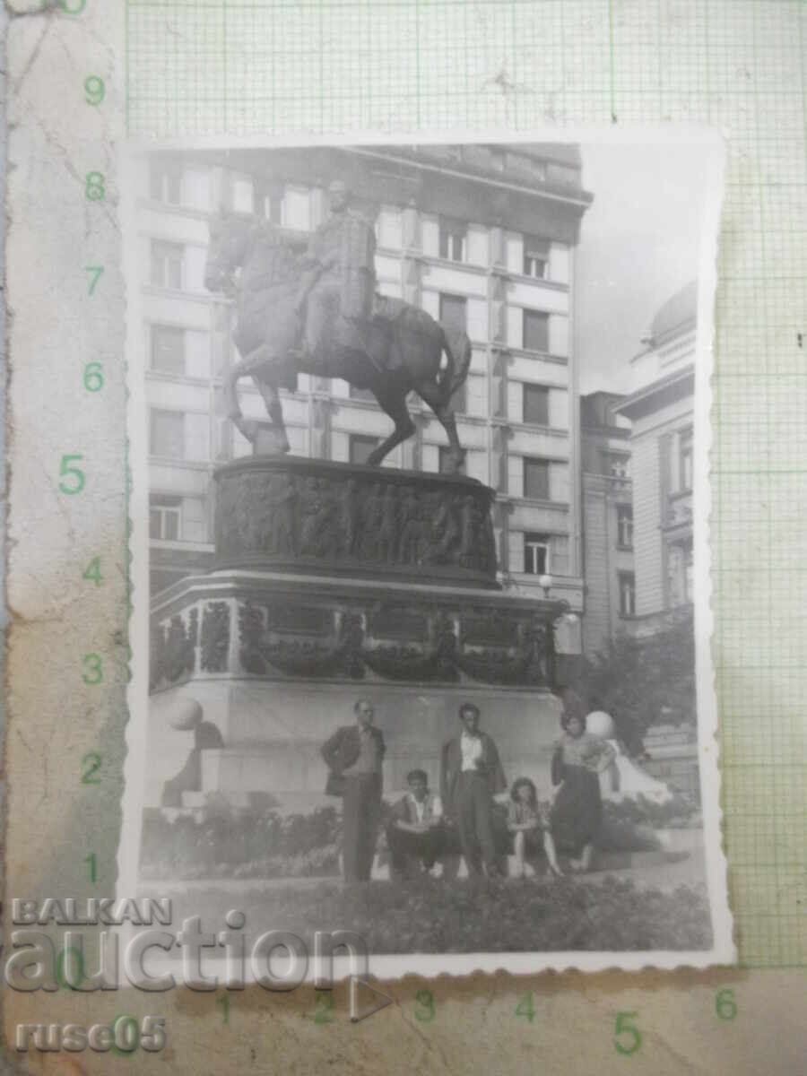 Fotografie de grup în fața unui monument