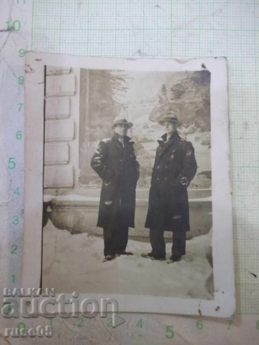 Φωτογραφία δύο ανδρών μπροστά σε βιτρίνα καταστήματος στη Σόφια παλιά