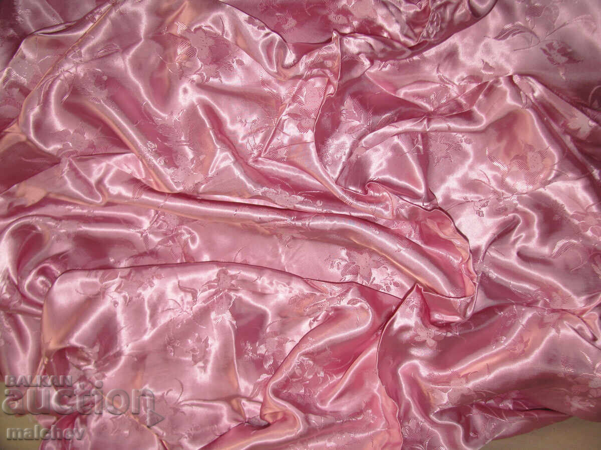 Ροζ σατέν 140/160 εκ., δεκαετία 1980, αχρησιμοποίητο, άριστο με τιμή 8.00 BGN | € 4.09