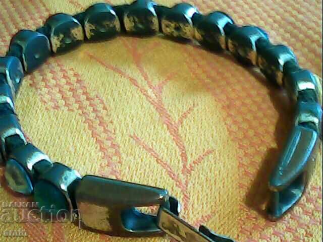 Brățări vechi, frumoase, argintate, cu cristale cu preț € 20.45 | 40.00 BGN