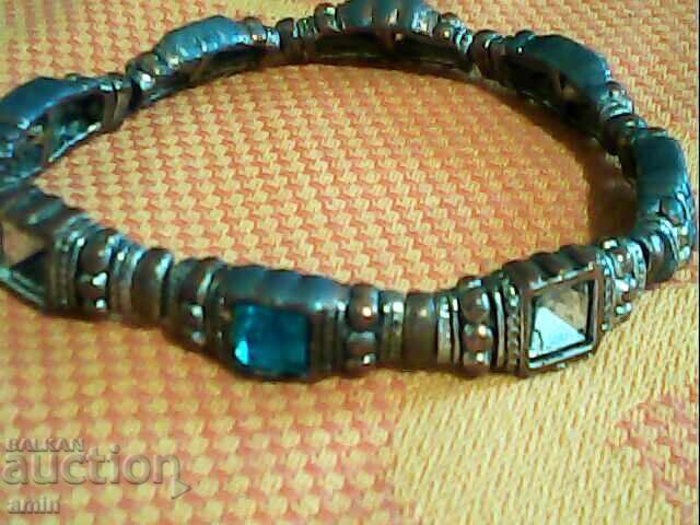 Παράδοση Παλιά όμορφα ασημένια βραχιόλια με κρύσταλλα