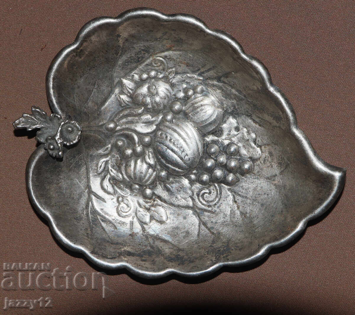 Veche farfurie metalică mică decorativă cu preț 80.00 BGN | € 40.90