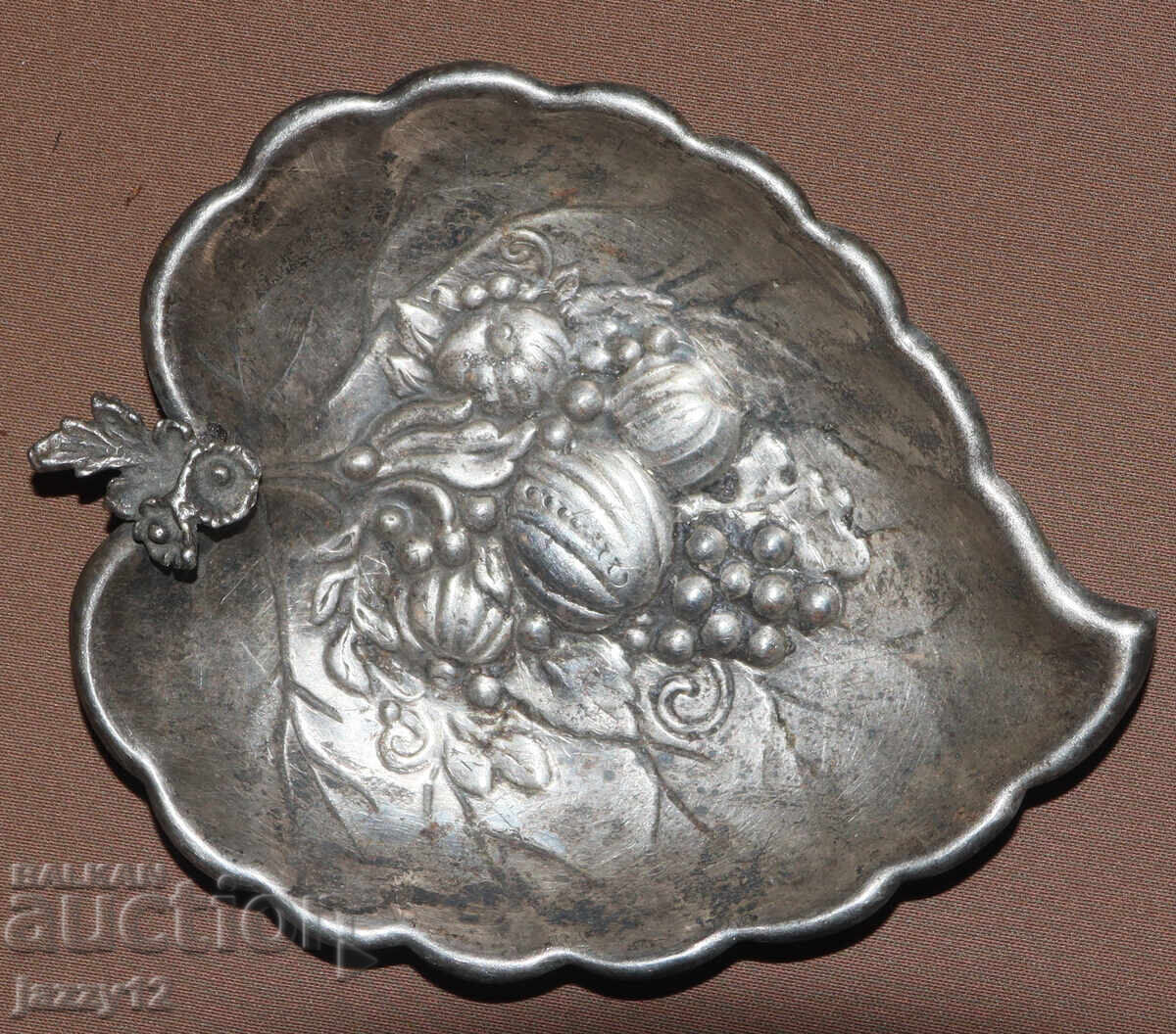 Veche farfurie metalică mică decorativă