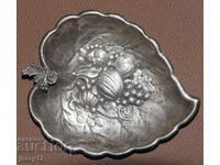 Стара малка метална декоративна чиния