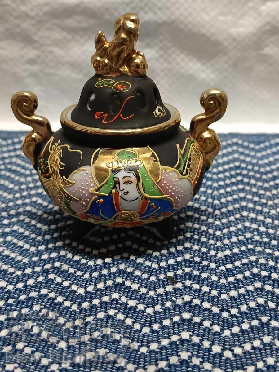 Mică vază japoneză tip Satsuma cu preț 30.00 BGN | € 15.34