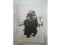 Снимка на двама униформени пред лъва стара