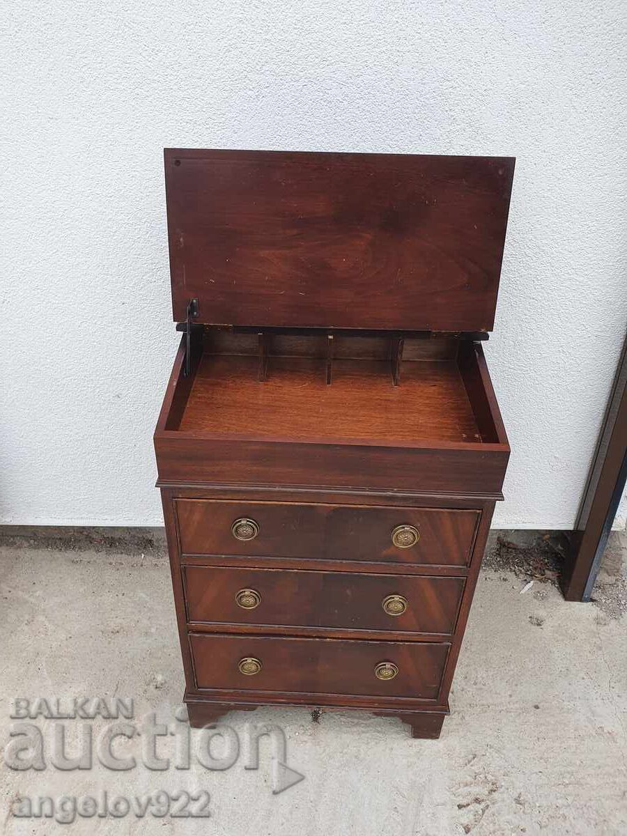 Small vintage solid wood desk!!! with price 171.00 BGN | € 87.43 Small vintage solid wood desk!!! with price 171.00 BGN | € 87.43