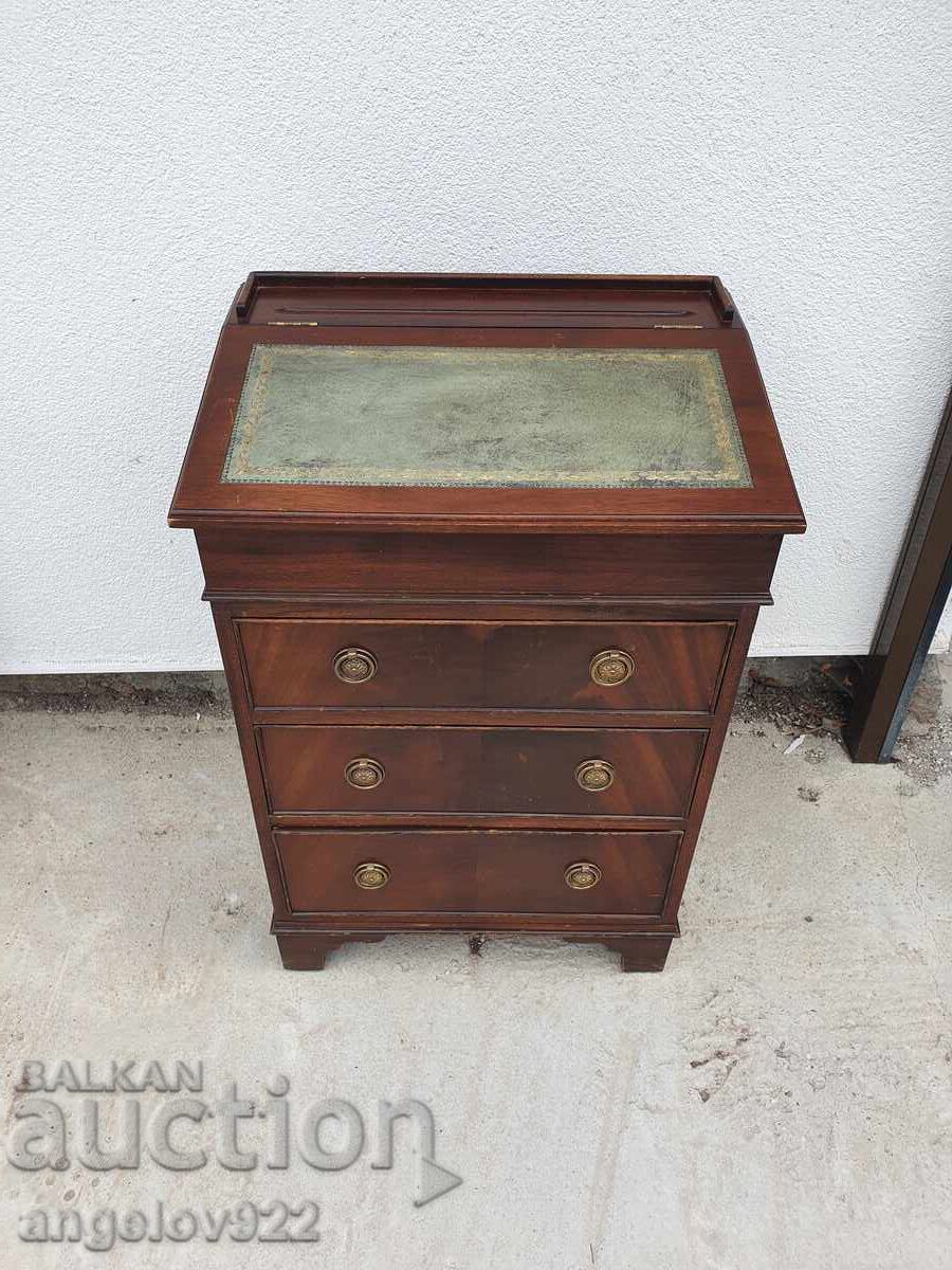 Auction Small vintage solid wood desk!!! Auction Small vintage solid wood desk!!!