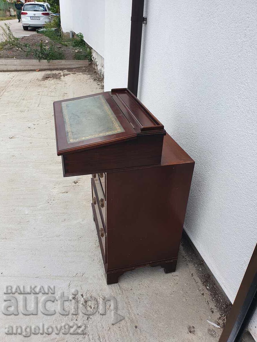 Delivery of Small vintage solid wood desk!!! Delivery of Small vintage solid wood desk!!!