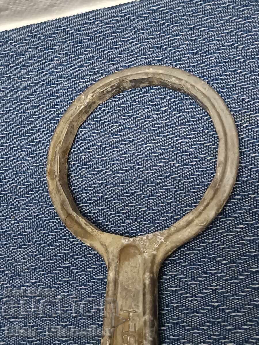 Auction  Social Key for Removing Oil Filters