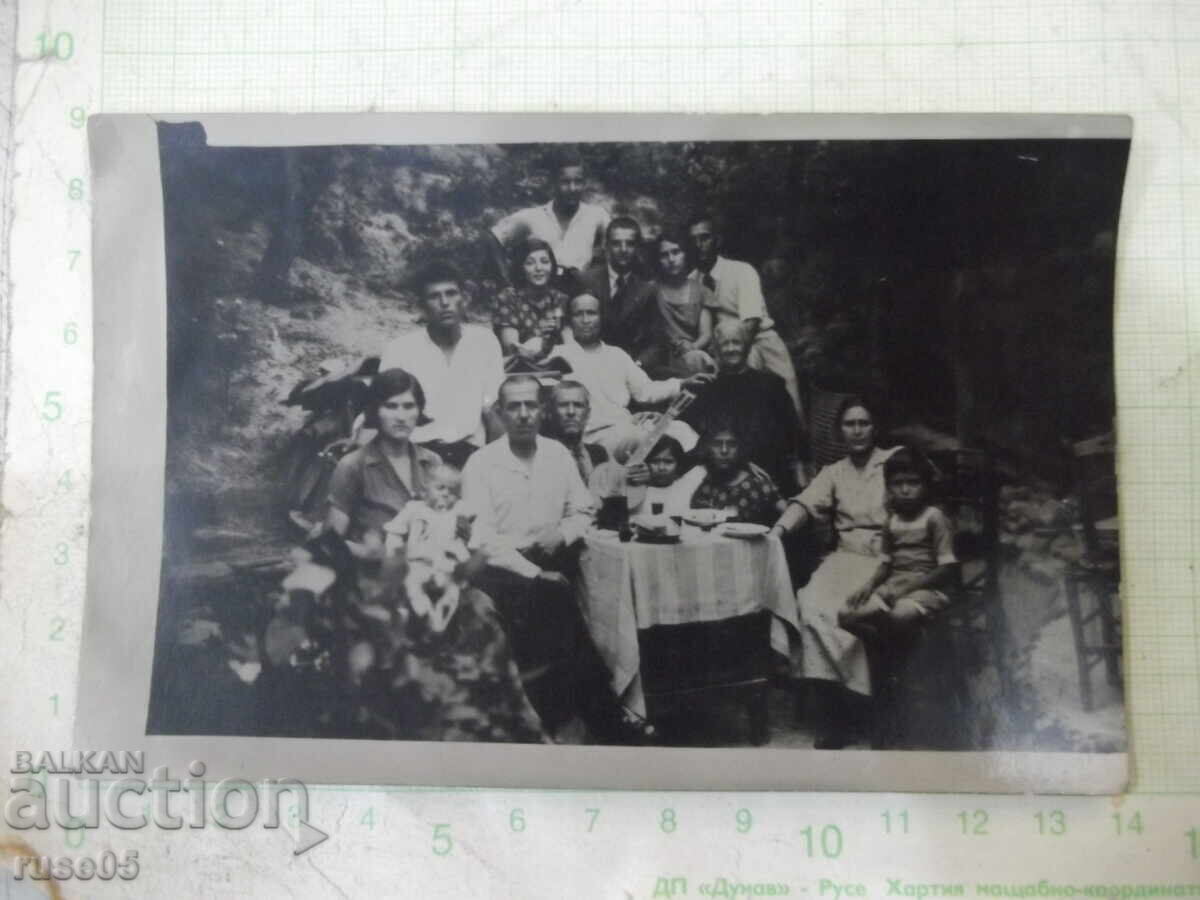 Fotografie cu un grup de prieteni în studio foto vechi Fotografie cu un grup de prieteni în studio foto vechi