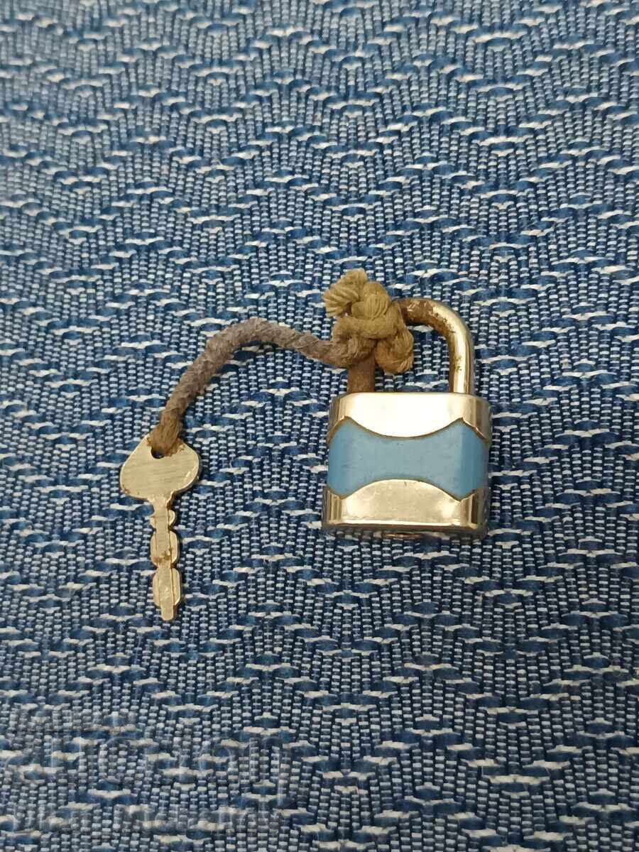 Două lacăte mici Vechi cu preț 15.00 BGN | € 7.67