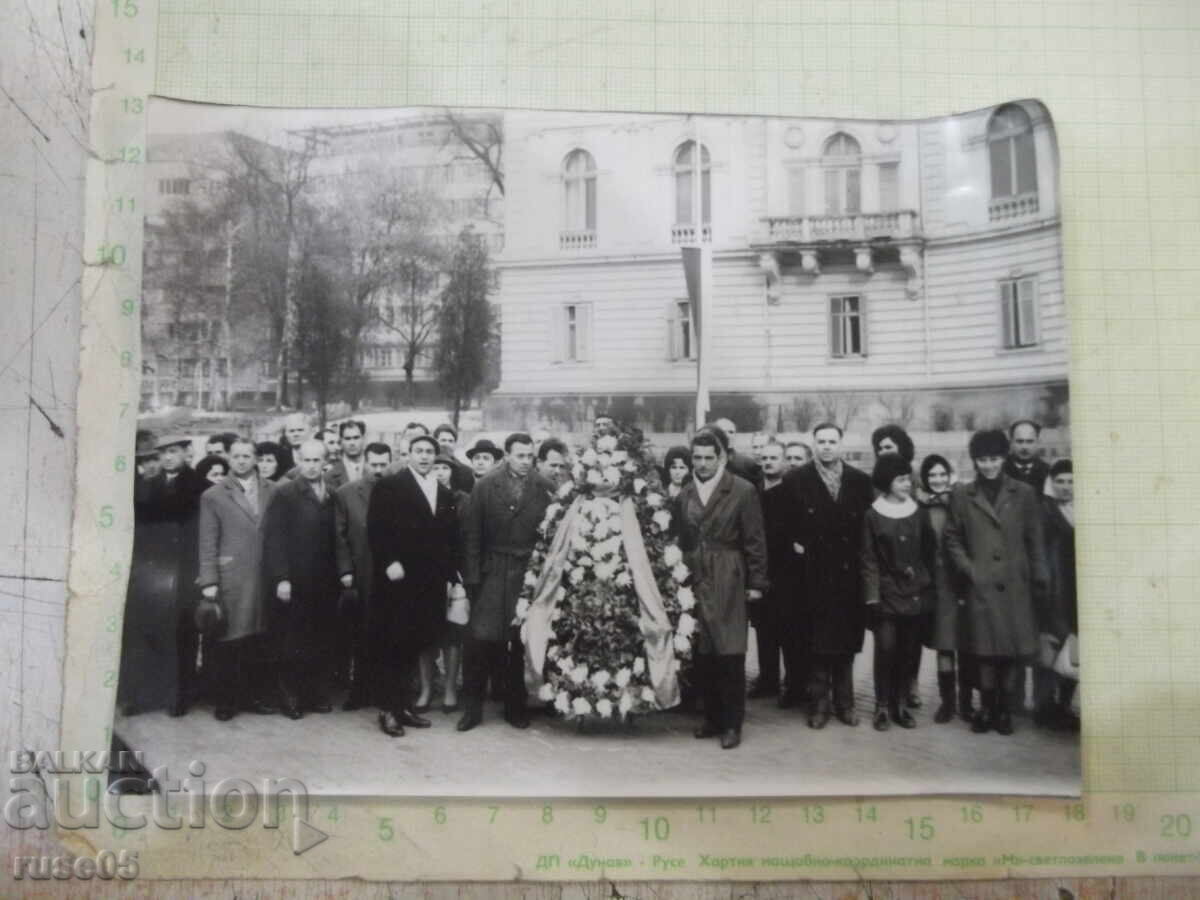 Photograph of a wreath-laying ceremony Photograph of a wreath-laying ceremony