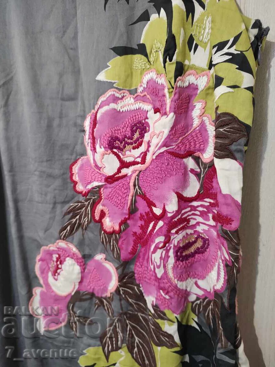 Γυναικείο φόρεμα με κέντημα υπέροχο 11.10.25 με τιμή 99.00 BGN | € 50.62