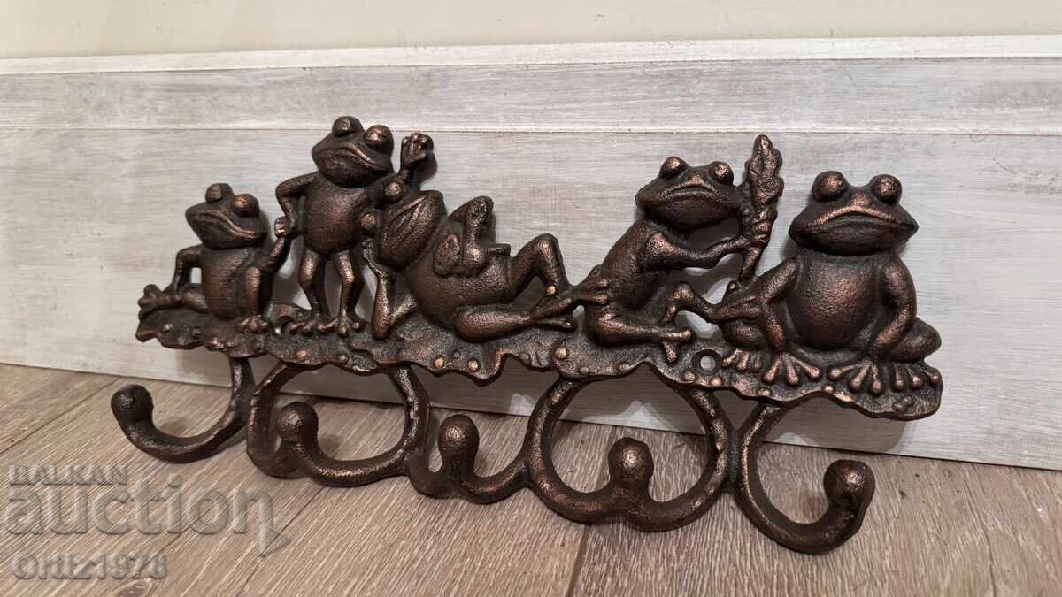 Umeraș masiv vesel, broaște – Fontă, 885g cu preț 62.00 BGN | € 31.70 Umeraș masiv vesel, broaște – Fontă, 885g cu preț 62.00 BGN | € 31.70