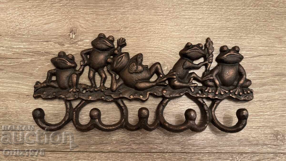 Licitație Umeraș masiv vesel, broaște – Fontă, 885g Licitație Umeraș masiv vesel, broaște – Fontă, 885g