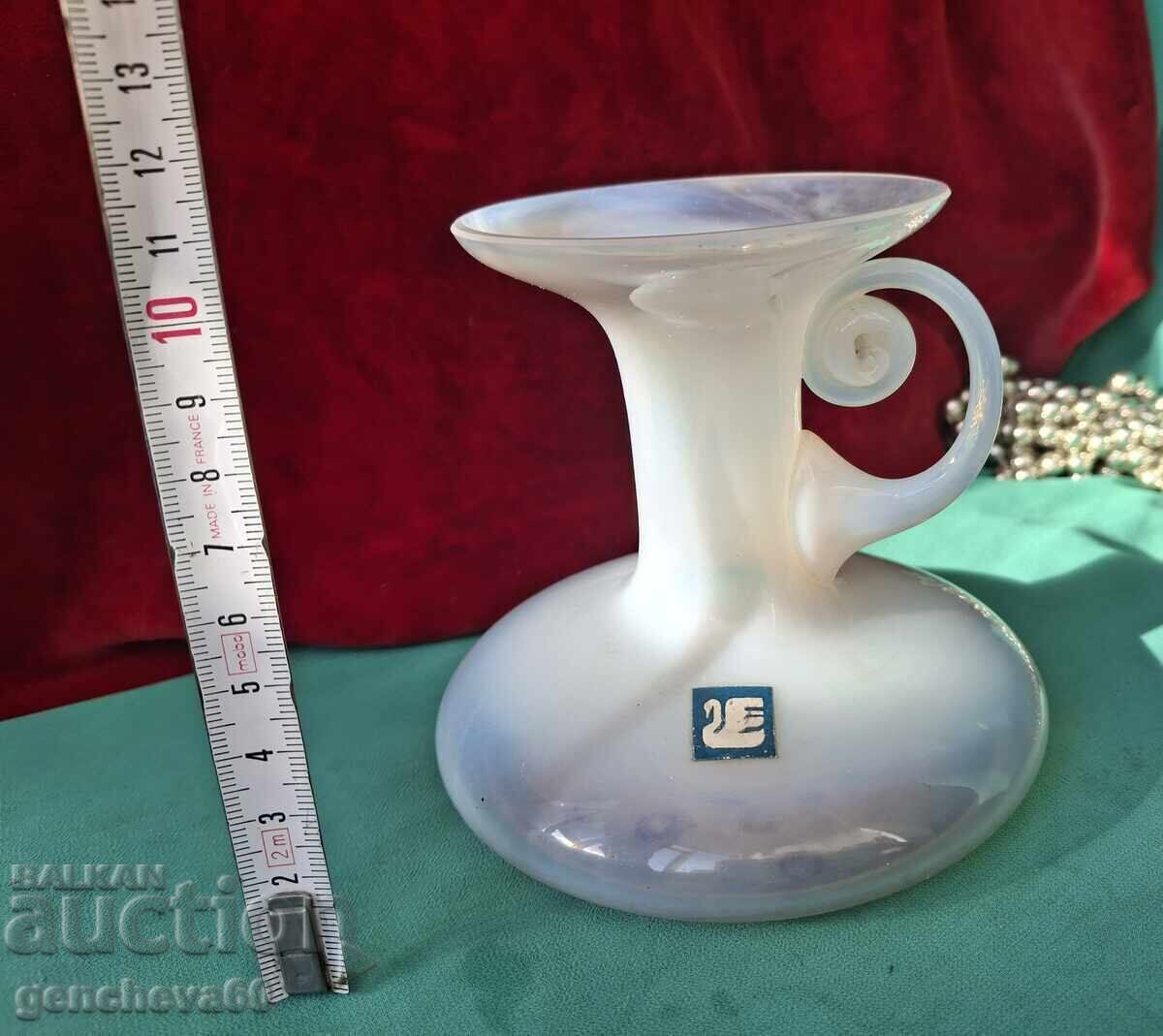 Livrarea Vază frumoasă din sticlă opal Livrarea Vază frumoasă din sticlă opal