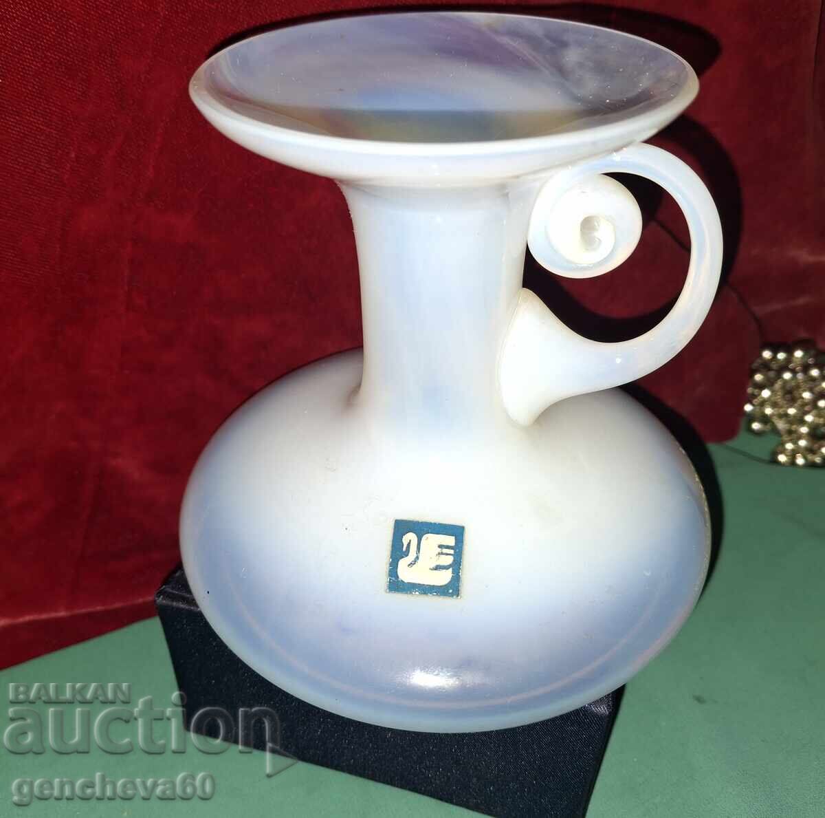 Vază frumoasă din sticlă opal