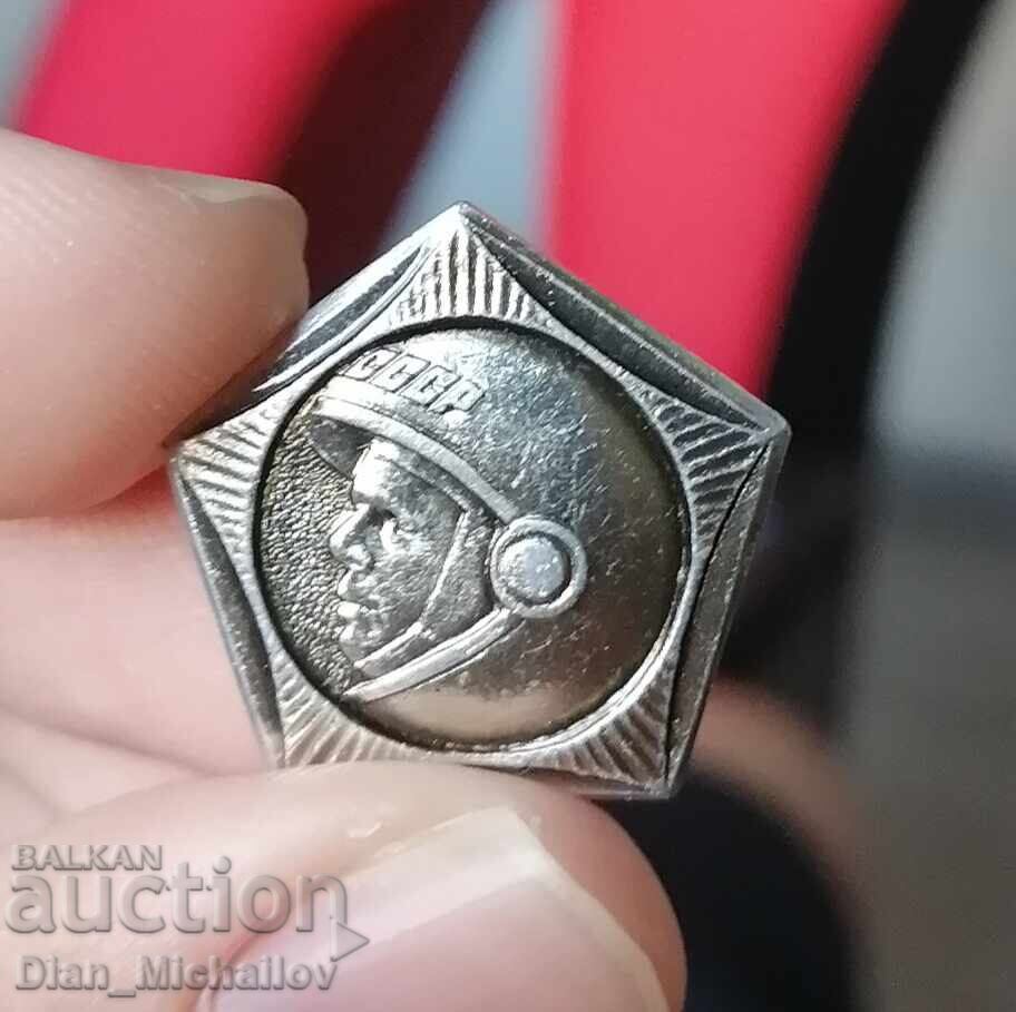Παράδοση Σοβιετικές κονκάρδες για την πρώτη διαστημική πτήση