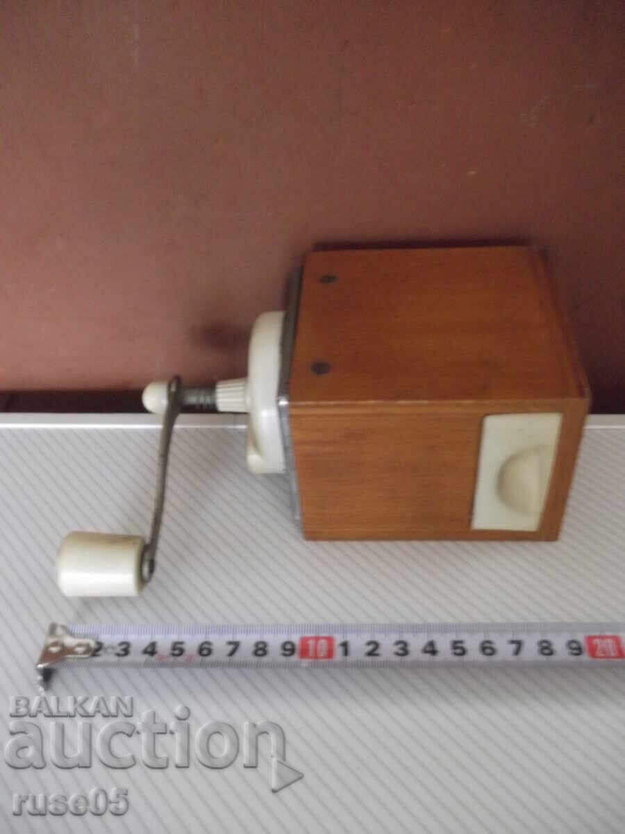 Аукцион Мелничка ръчна от соца за чер пипер , кафе и други