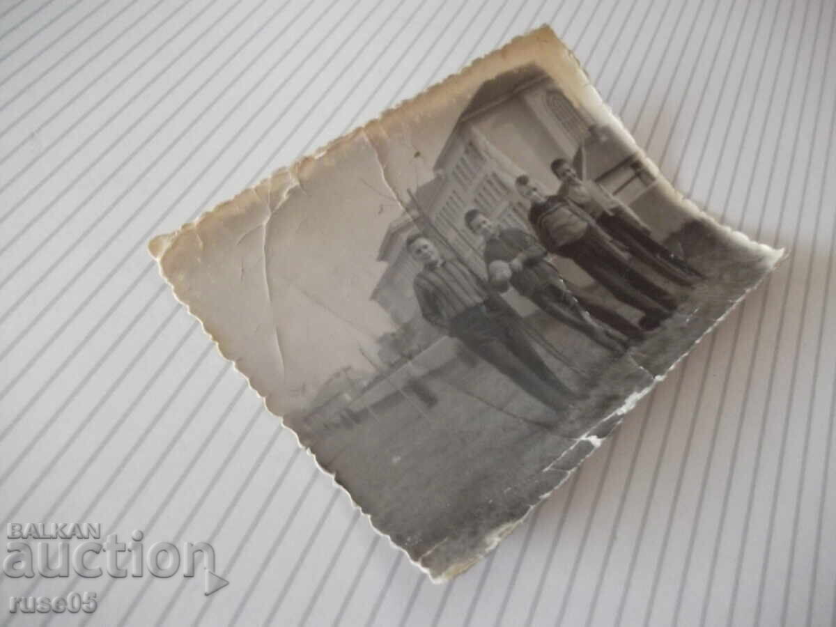 Δημοπρασία Φωτογραφία τεσσάρων παιδιών μπροστά από το φράχτη του πρώην VIMMESS-Ρούσε