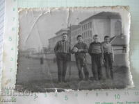 Снимка на четири деца пред оградата на бившия ВИММЕСС-Русе