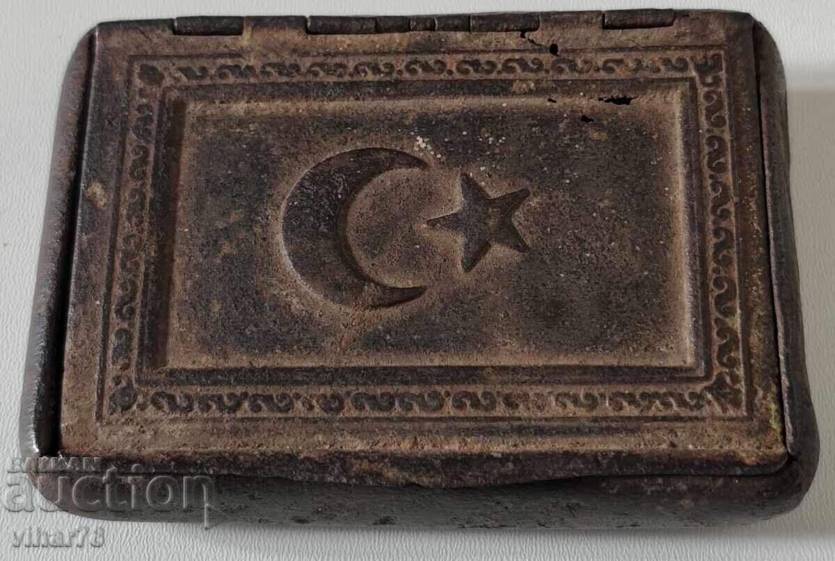 стара кутия за тютюн от първата световна война с полумесец и