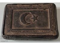 Παλιό κουτί καπνού από τον Πρώτο Παγκόσμιο Πόλεμο με ημισέληνο και