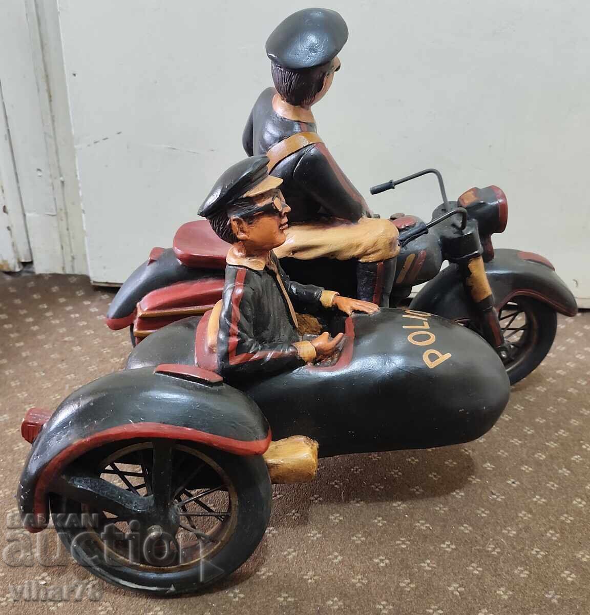 Veche figurină mare de polițist rutier cu coș - 5