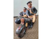 Veche figurină mare de polițist rutier cu coș