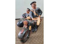 Veche figurină mare de polițist rutier cu coș