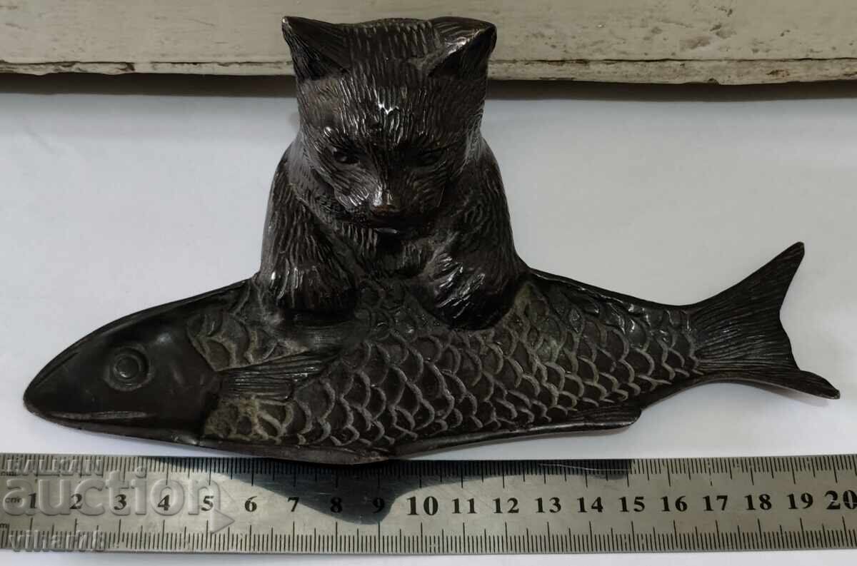 FIGURĂ VECHE DIN FONTĂ, SUPORT PENTRU STILOU cu preț 159.99 BGN | € 81.80