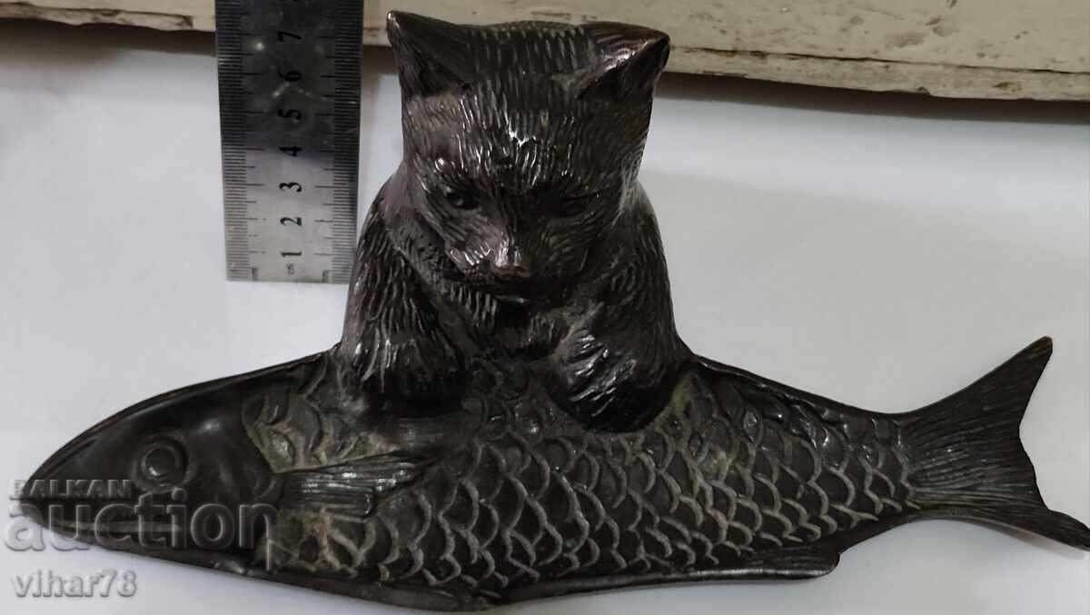 FIGURĂ VECHE DIN FONTĂ, SUPORT PENTRU STILOU - 5